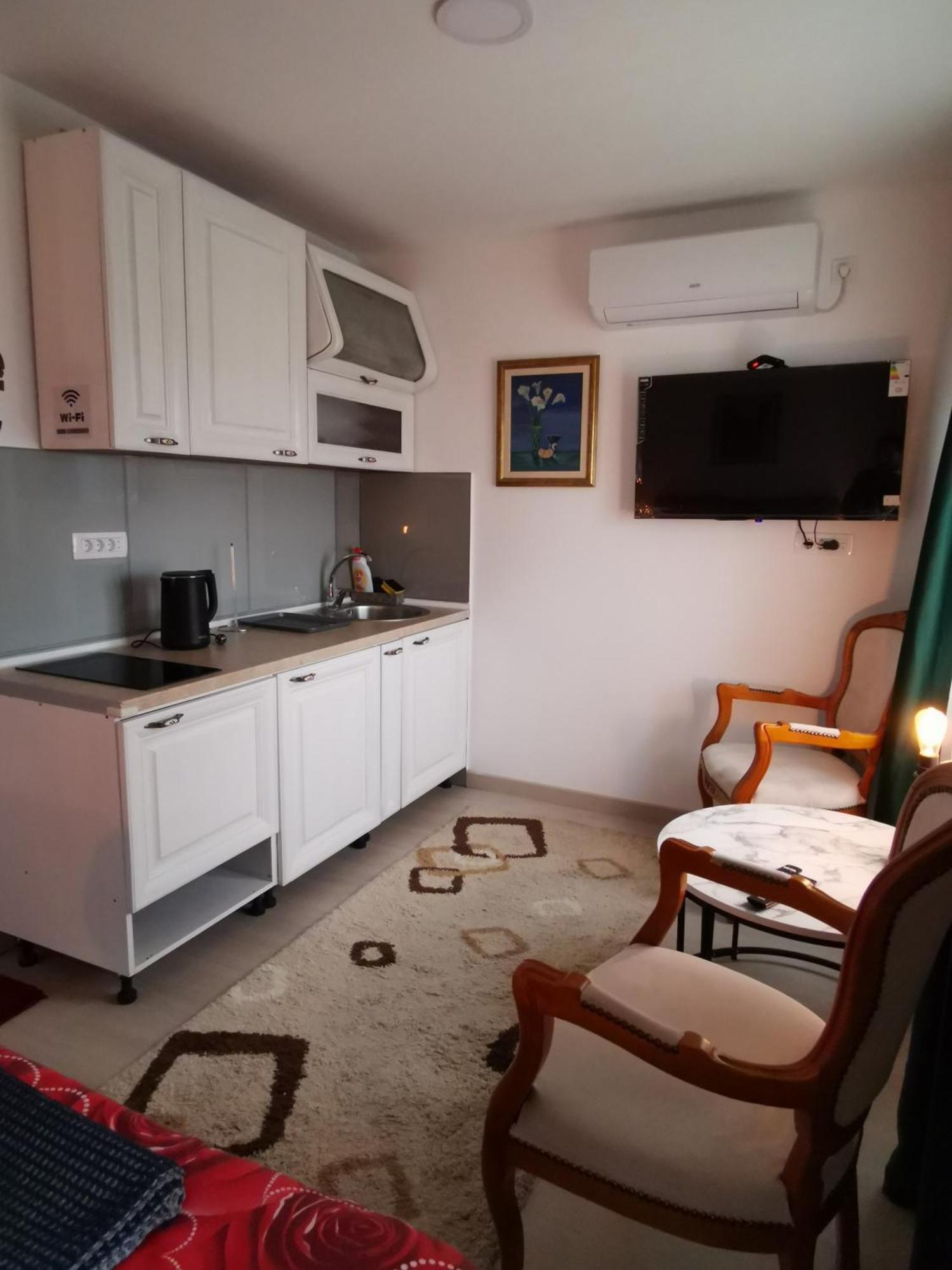 In Apartments Airport Mitrovica Kültér fotó